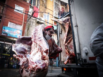 Un trabajador descarga carne este viernes de un camión en la villa 31, en Buenos Aires.