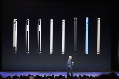 Tim Cook habla en el evento de presentación del iPhone 6 que cuenta con líneas redondeadas con un cuerpo unibody de aluminio y unas características líneas en su carcasa. Tiene un procesador A8 mejorado que es un 25% rápido que el anterior A7 y, sobre todo, un 50% más eficiente en el consumo además de un 13% más pequeño