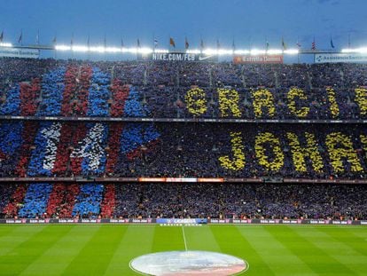Mosaic del Camp Nou en homenatge a Cruyff.