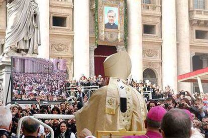 El papa Juan Pablo II saluda a los peregrinos que acudieron a la ceremonia de santificación del fundador del Opus Dei.