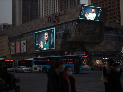 Una calle de la ciudad china de Shenyang, este miércoles. En las pantallas, un programa de homenaje a los médicos que viajaron a Wuhan.