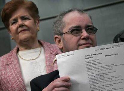 Julio Cuesta, con su madre y su nueva documentación, a la entrada de los Juzgados de Valencia.