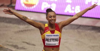 Ana Peleteiro celebra su bronce.