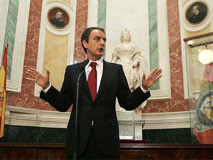 El jefe del Ejecutivo, José Luis Rodríguez Zapatero, durante su declaración institucional en el vestíbulo del Congreso.