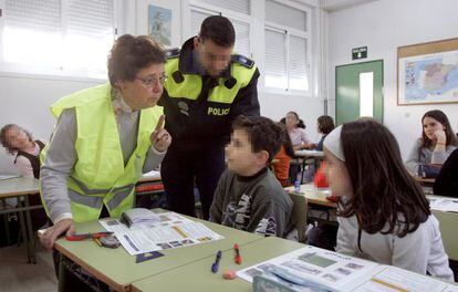 Una jubilada da clases de educación vial en un colegio del barrio de Carabanchel, Madrid