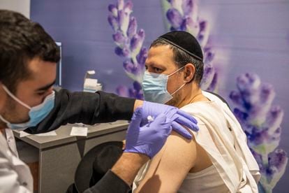 Un hombre recibe la vacuna de Pfizer el 11 de enero en Jerusalén.