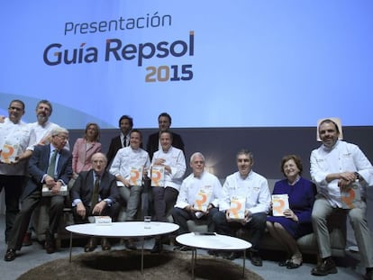 Antonio Brufau, presidente de Repsol, con los cocineros agraciados con los tres soles de la gu&iacute;a 2015.