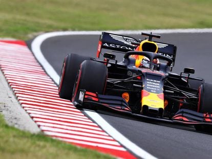 El holandés Max Verstappen conduce en el circuito de Hungaroring.