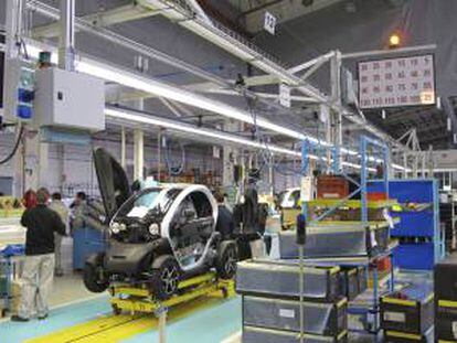 Cadena de montaje del nuevo modelo de Renaulto Twizy un vehículo urbano y eléctrico que se fabrica en la planta de Valladolid. EFE/Archivo
