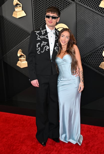 El cantante mexicano Peso Pluma, con su novia, la argentina Nicki Nicole. Peso Pluma se hizo con el galardón a Mejor álbum de música mexicana por 'Génesis'. 