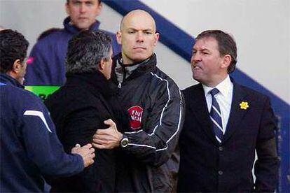 José Mourinho, sujetado, y Bryan Robson se encaran durante el partido entre el Chelsea y el West Bromwich.