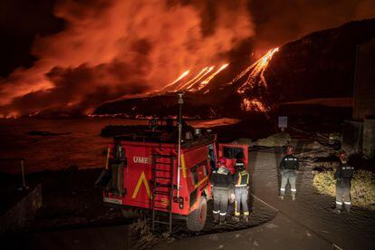 Personal de la UME observa la colada de lava el pasado miércoles del volcán Cumbre Vieja en La Palma. 