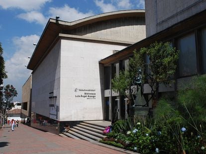 El exterior de la Biblioteca Luis Ángel Arango. en Bogotá (Colombia).