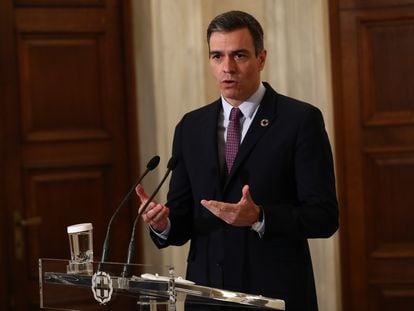El presidente del Gobierno, Pedro Sánchez, interviene tras su reunión con el primer ministro griego, Kyriacos Mitsotakis, en Atenas (Grecia) este lunes.