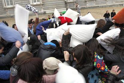 Guerra de almohadas convocada en la plaza de Oriente.