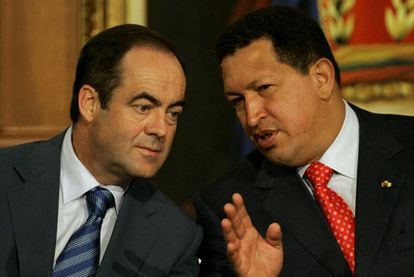 Venezuelan Presidente Hugo Chávez talks with the then-defense minister of Spain, José Bono, during the signing of the agreement in 2005.