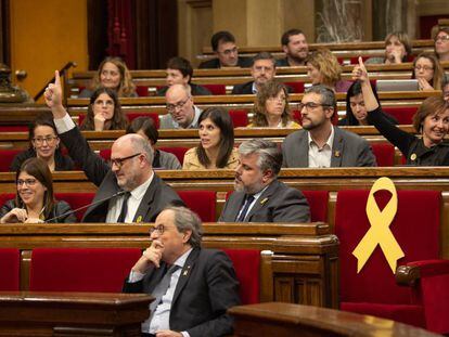 El presidente de la Generalitat, Quim Torra junto a otros diputados de JxCat en una votación del Parlament, ayer