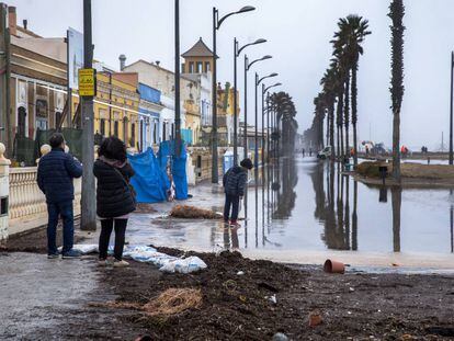 El paseo de la playa de la Patacona de Alboraia (Valencia) permanecía inundado el pasado miércoles.