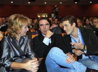 Esperanza Aguirre, José María Aznar y Pablo Casado, presidente de las Nuevas Generaciones de Madrid, ayer en el congreso de Madrid.