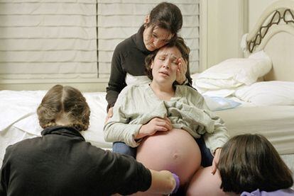 Una mujer da a luz en casa al preferir un entorno tranquilo y conocido para el parto en lugar del hospital.