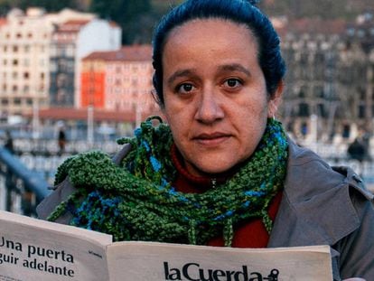 Andrea Carrillo, activista feminista, con el peri&oacute;dico &#039;La Cuerda&#039;.