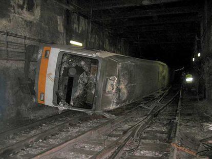 El convoy volcado de la Línea 1 tras el accidente sufrido en una curva entre las estaciones de Plaza de España y Jesús.