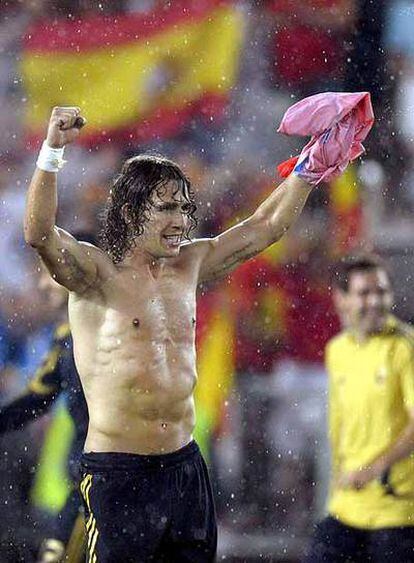 Puyol celebra la victoria por 3-0 contra Rusia.