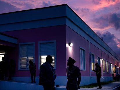 Oficiales conversan a las afueras de la Agencia Nacional de Manejo de Emergencias en Nasáu (Bahamas).