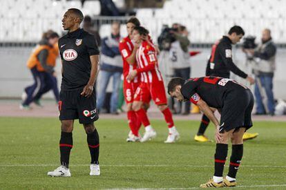 Perea, Simão y Reyes muestran su decepción mientras Cisma y Piatti celebran el gol del Almería.