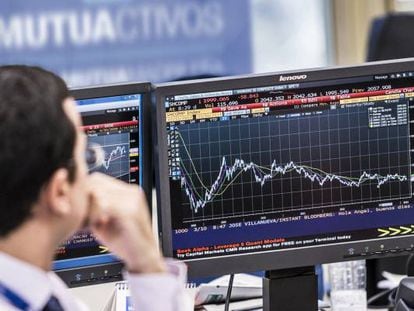 Un gestor de Mutuactivos sigue la evolución de los mercados financieros en un monitor de Bloomberg.