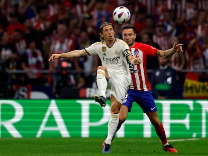 Modric, defendido por Saúl, este domingo en el Metropolitano.