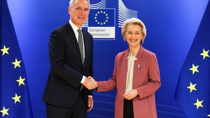 Jens Stoltenberg, secretario general de la OTAN, y Ursula Von der Leyen, presidenta de la Comisión Europea, el 15 de noviembre en Bruselas.