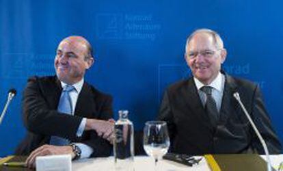 El ministro de Econom&iacute;a y Competitividad, Luis de Guindos, estrecha la mano del titular de Finanzas alem&aacute;n, Wolfgang Sch&auml;uble.