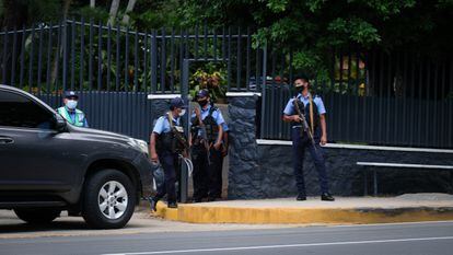 Policías frente a la casa de Cristiana Chamorro, detenida desde el miércoles por el régimen de Daniel Ortega.
