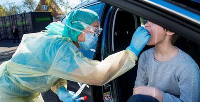 Personal médico haciendo pruebas para la detecciónd el coronavirus. 