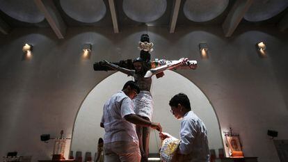 Dos jóvenes preparan la cruz de la catedral de Managua.