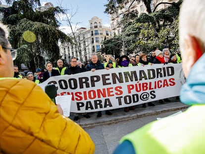 Varias personas se manifiestan por la mejora del sistema público de pensiones frente al Congreso.