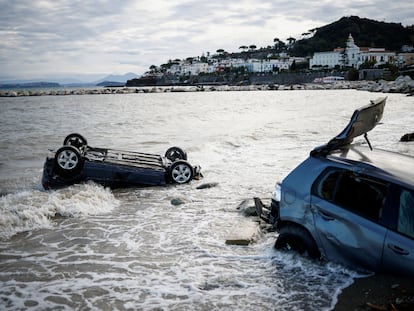 Coches arrastrados por el corrimiento de tierra en la isla italiana de Ischia, el domingo.