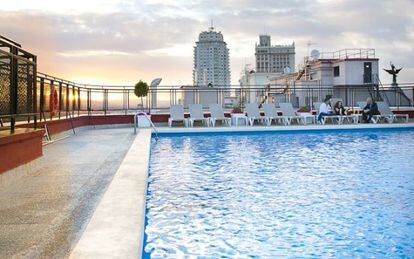 Vistas de postal desde la piscina del hotel Emperador (Madrid).