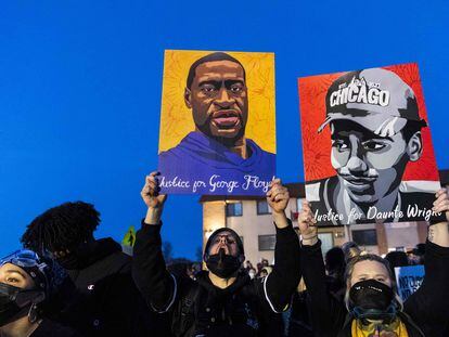 Protesta contra la policía, el viernes en Brooklyn Center, Minnesota, con los retratos de George Floyd y Daunte Wright en alto.