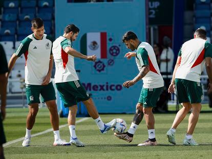 Jugadores de la selección mexicana, durante un entrenamiento en Qatar.