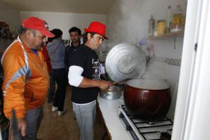 Varios de los jornaleros, en la cocina de la finca ocupada.