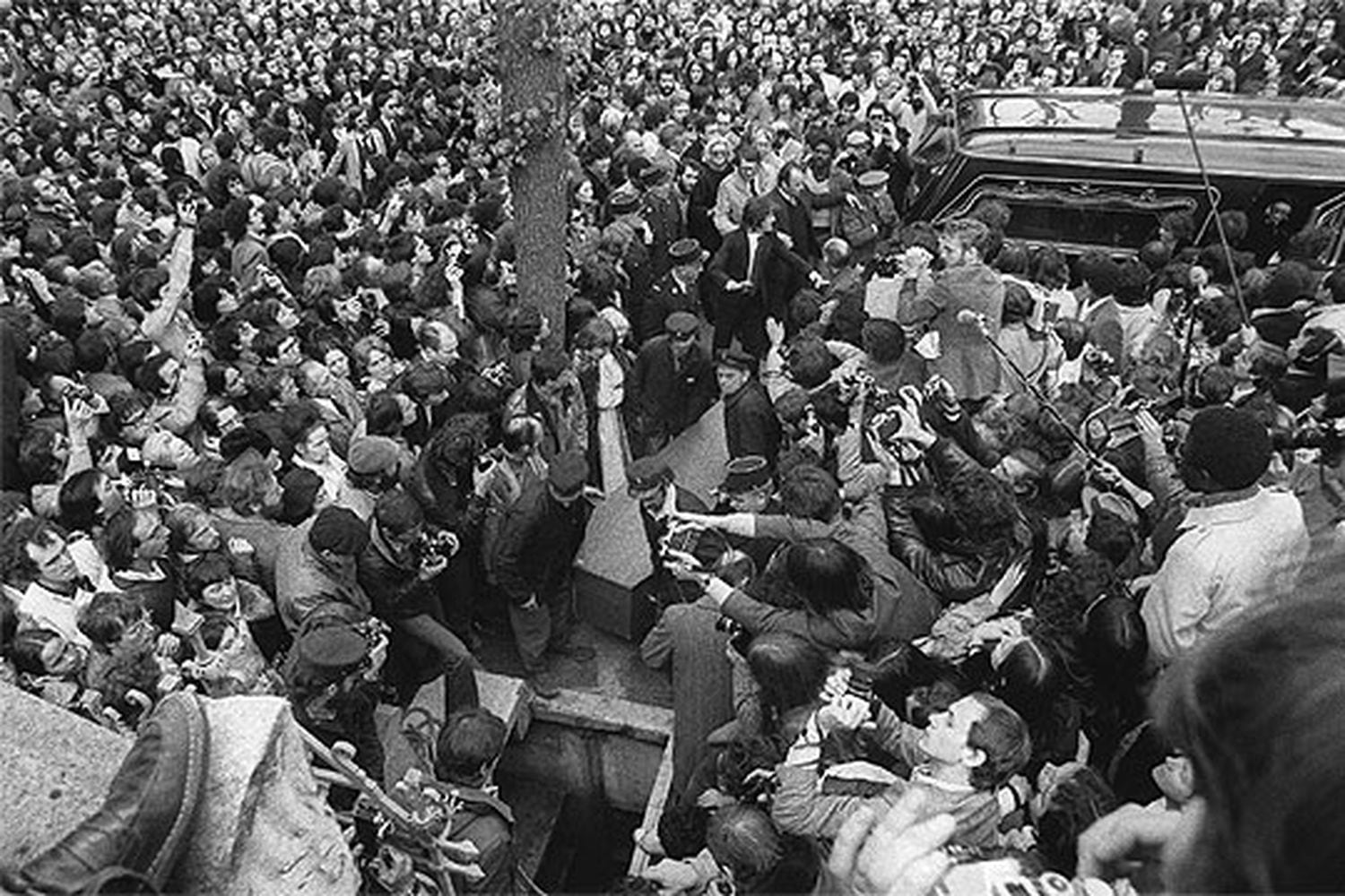 Funeral de Jean-Paul Sartre el 19 de abril de 1980, en el cementerio de Montparnasse, en París.