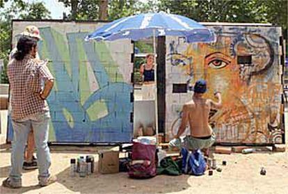 Algunos de los artistas de pintadas, ayer, durante el certamen del Ayuntamiento.