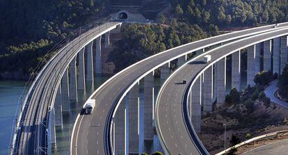 La v&iacute;a del AVE Madrid-Valencia, en un tramo que discurre junto a la carretera Nacional 3.