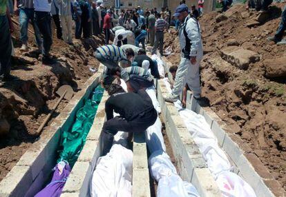 Entierro masivo en la localidad siria de Houla en 2012. Casi 180.000 personas han muerto en la guerra siria, 20.000 de ellos niños.