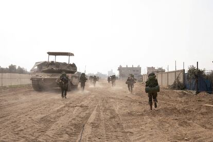Tropas israelíes, este martes en Gaza, en una imagen compartida por las Fuerzas de Defensa de Israel.
