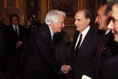 El expresidente francés François Miterrand saluda a Jorge Semprún en la Academia Universal de las Culturas, en 1993.