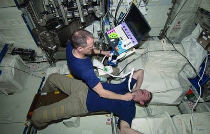 El astronauta de la NASA Tom Marshburn realiza una exploración del cuello del astronauta canadiense Chris Hadfield en la ISS.