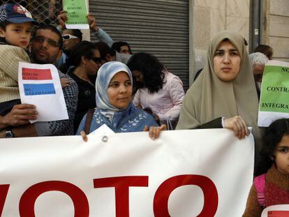Concentración de inmigrantes magrebíes en Sevilla para pedir el voto de los extranjeros.